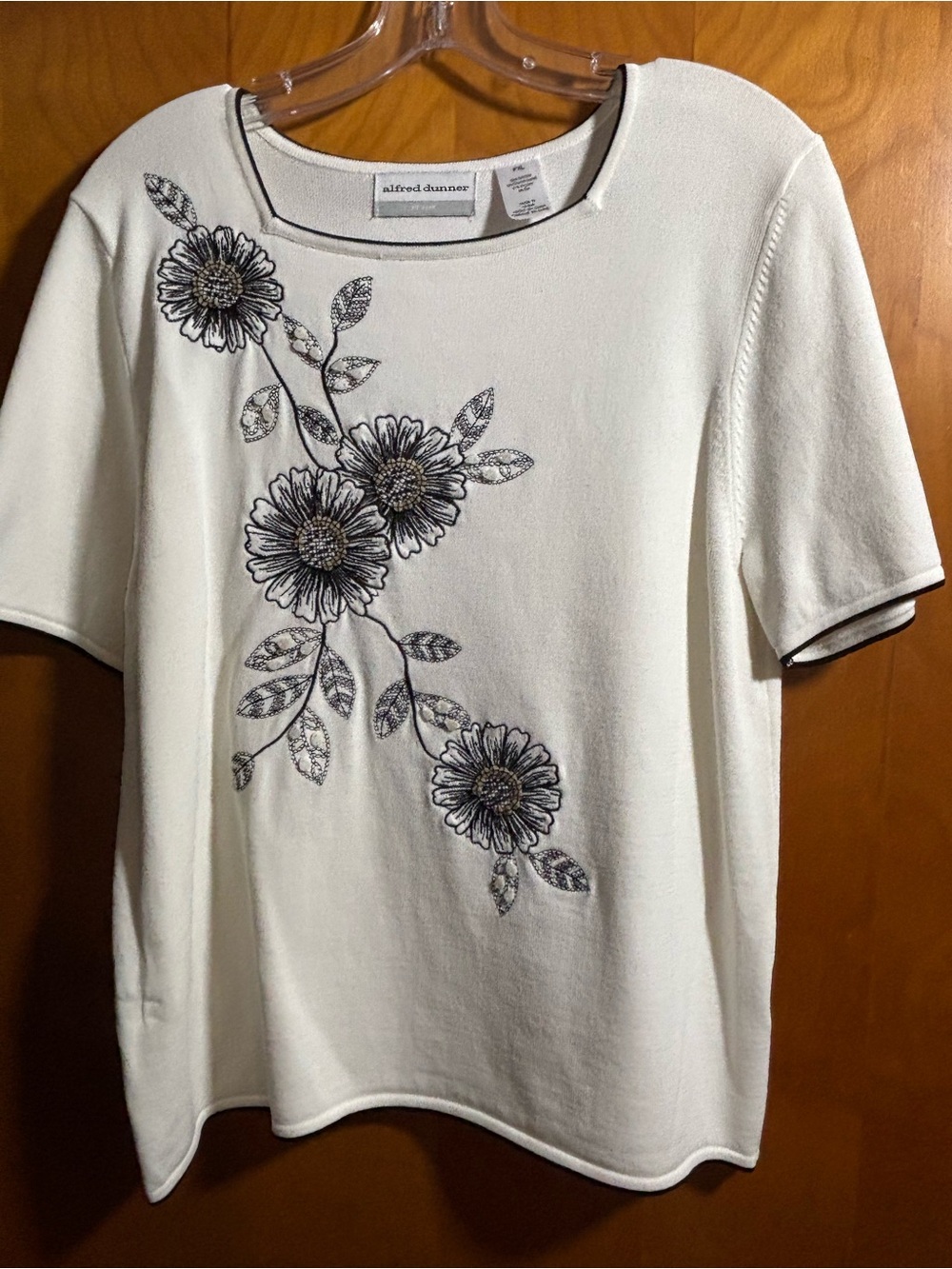 Alfred Dunner White Short-Sleeve Top with Black Floral Embroidery, size XL Petit